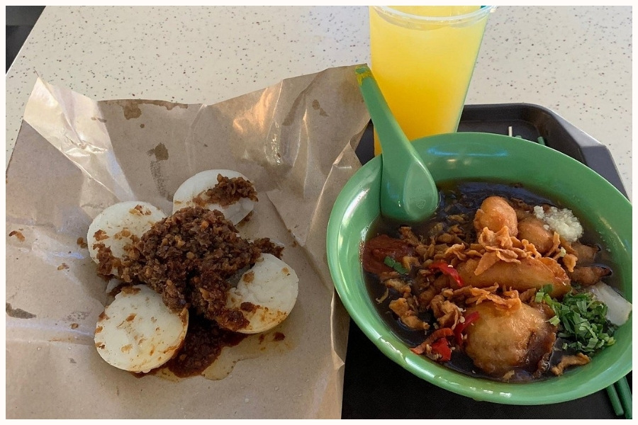 serving of chwee kueh and a bowl of assorted fried items with a drink. This image highlights some of the best hawker food in Singapore, perfect for a hawker food tour in Singapore's food courts.