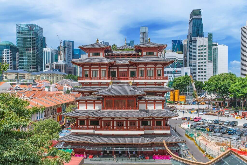 The red-and-white Buddha Tooth Relic Temple stands out in the heart of Chinatown, surrounded by colorful shophouses and Singapore’s sleek downtown skyscrapers. This striking contrast between tradition and modernity is one reason why Singapore is worth visiting on any vacation.