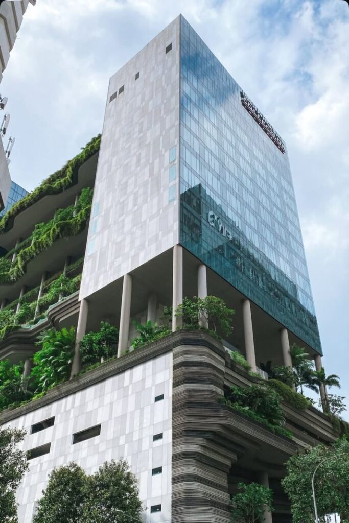 An eco-friendly building in downtown Singapore features cascading greenery and modern architecture, blending sustainability with sleek urban design. Singapore’s commitment to clean design and smart cities is a big reason why Singapore is worth visiting in 2025 and beyond.
