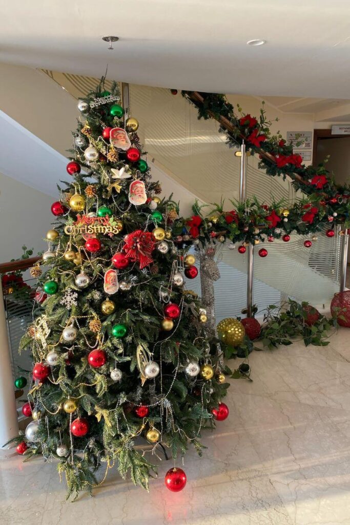 Festively decorated Christmas tree in an Egyptian hotel, celebrating Egypt in December. A cozy reminder that Egypt is a good place to visit in winter for both warmth and festive vibes.