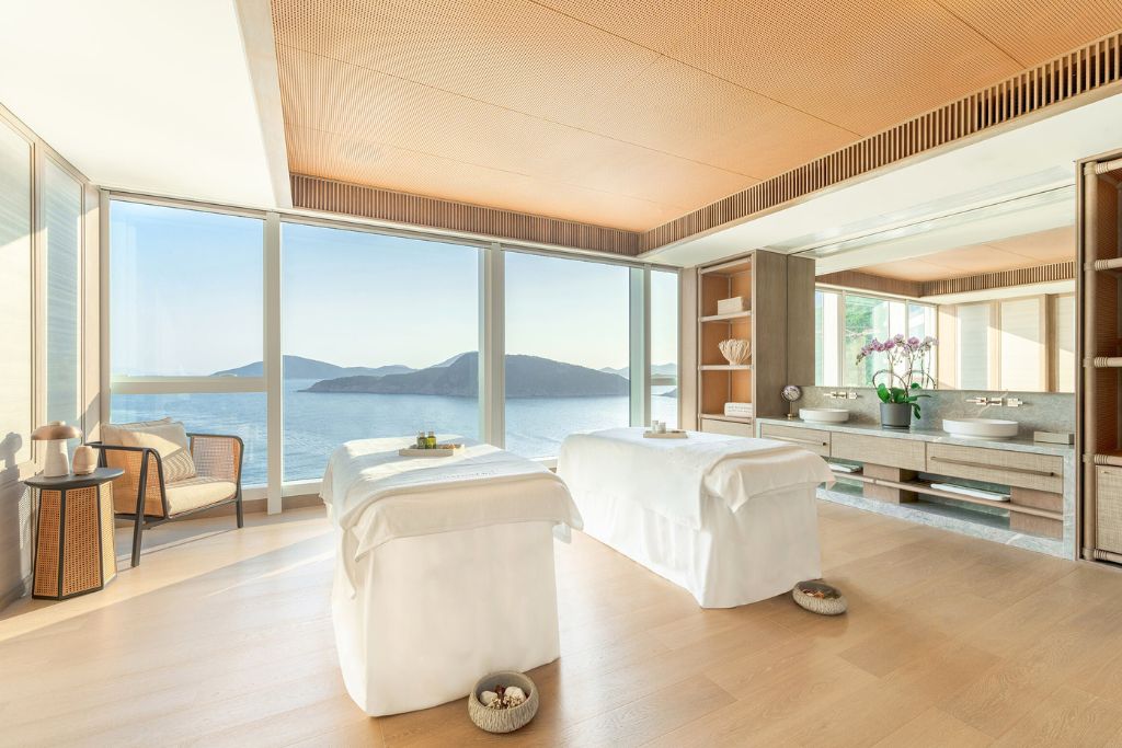 A serene spa room overlooking the South China Sea offers a calming retreat inside a 5-star hotel in Hong Kong. Perfect for couples and luxury travelers, this type of stay is among the best hotels in Hong Kong for relaxation, wellness, and stunning harbour views.